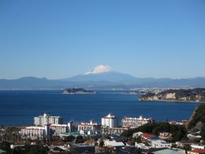 披露山公園から望む江の島と富士山